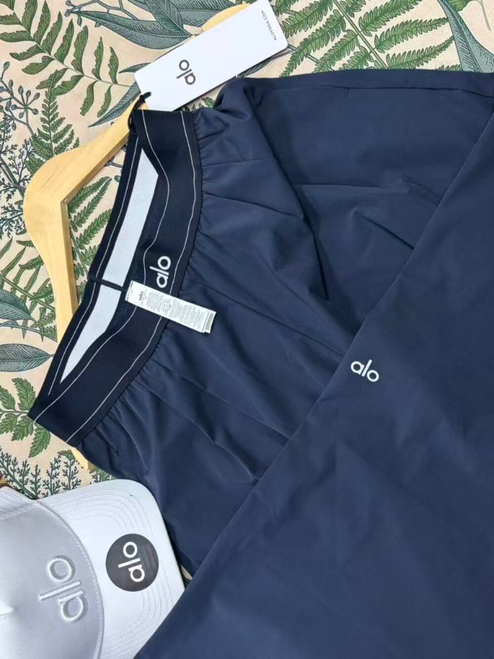 ๐ Alo Yoga Suit Up Trouser Navy Blue (Regular Version Inner Seam 30 inches) - Picture 2 of 10